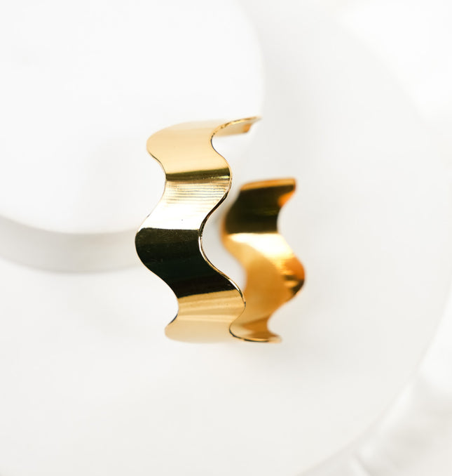 Golden Wave Cuff Bracelet | Hashtack