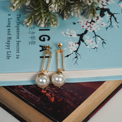 Geometrical Pearl Earring