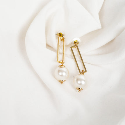 Geometrical Pearl Earring